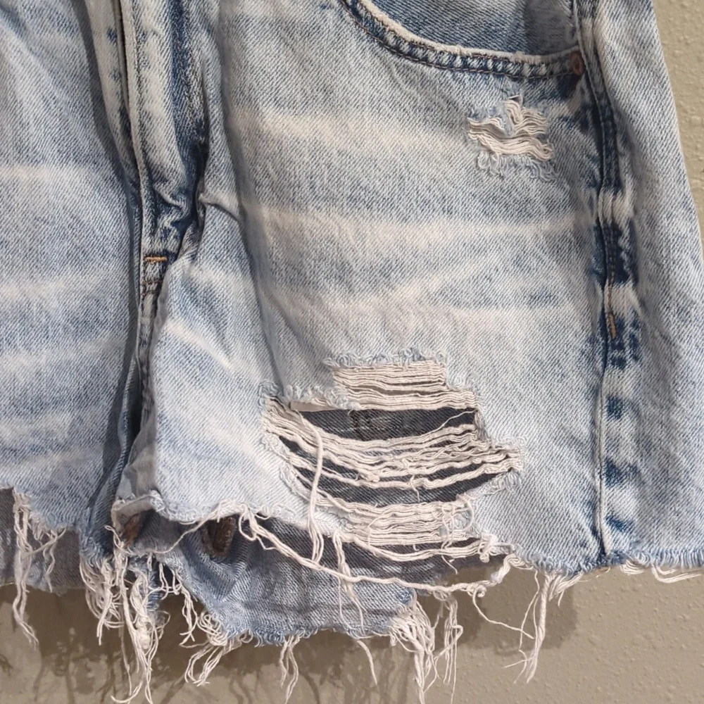 American Eagle Tomgirl Light Wash Women's Size 8 Shorts Trashed Ripped
